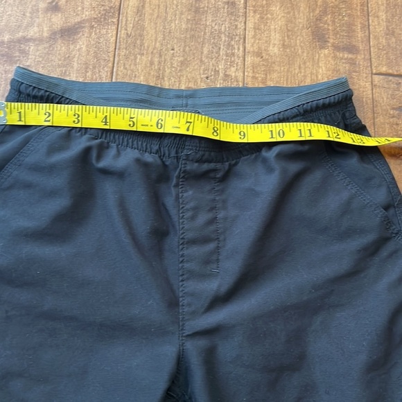 The North Face Black Knee Length
Relaxed Fit Swimming Shorts Kid's
Size M - Picture 6 of 8